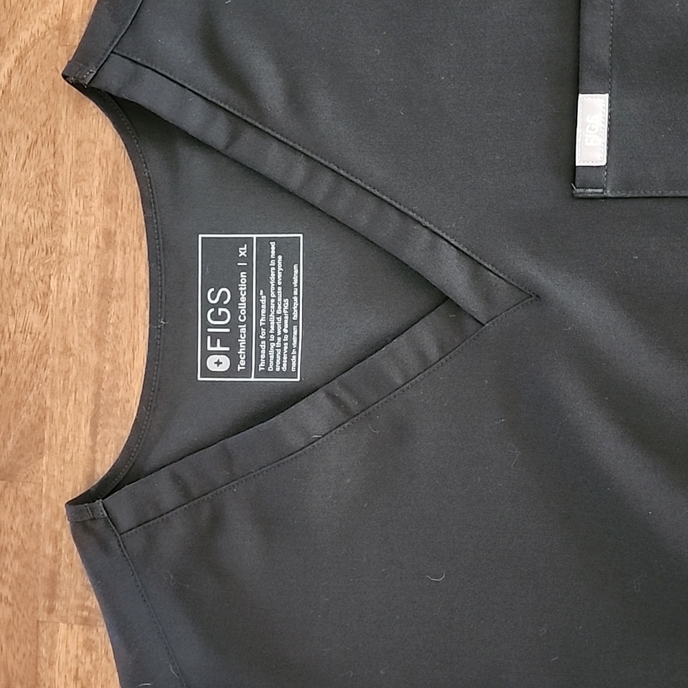 Figs one pocket scrub top black XL